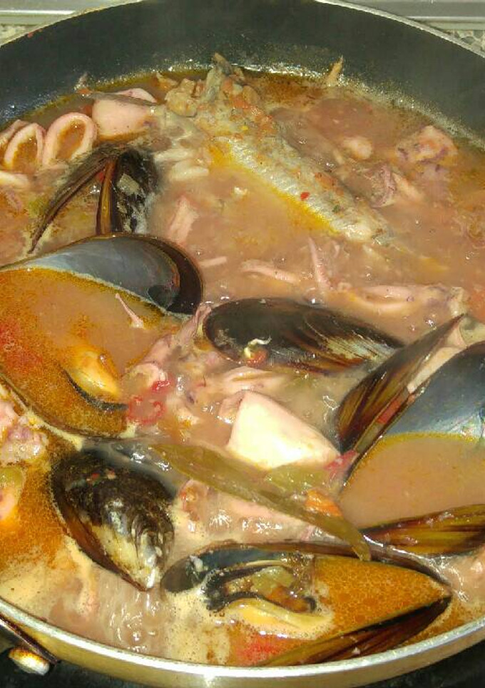 Una foto de Caldereta de calamares y mejillones