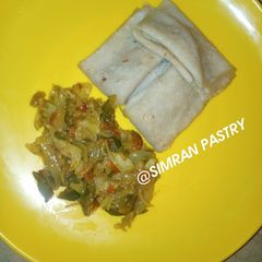 A picture of Samosa skin n cabbage sauce.