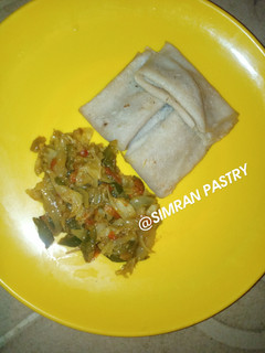 A picture of Samosa skin n cabbage sauce.