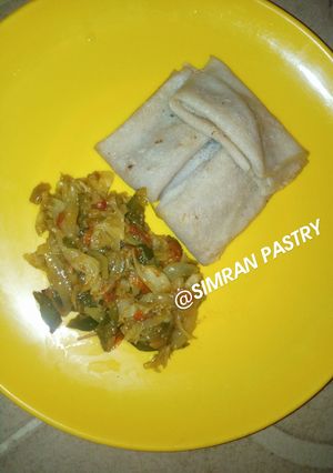A picture of Samosa skin n cabbage sauce.