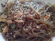 Una foto de fideos de batata