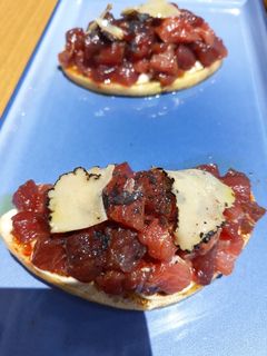 Una foto de Tosta de atún rojo, con soja y trufa negra