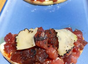 Una foto de Tosta de atún rojo, con soja y trufa negra