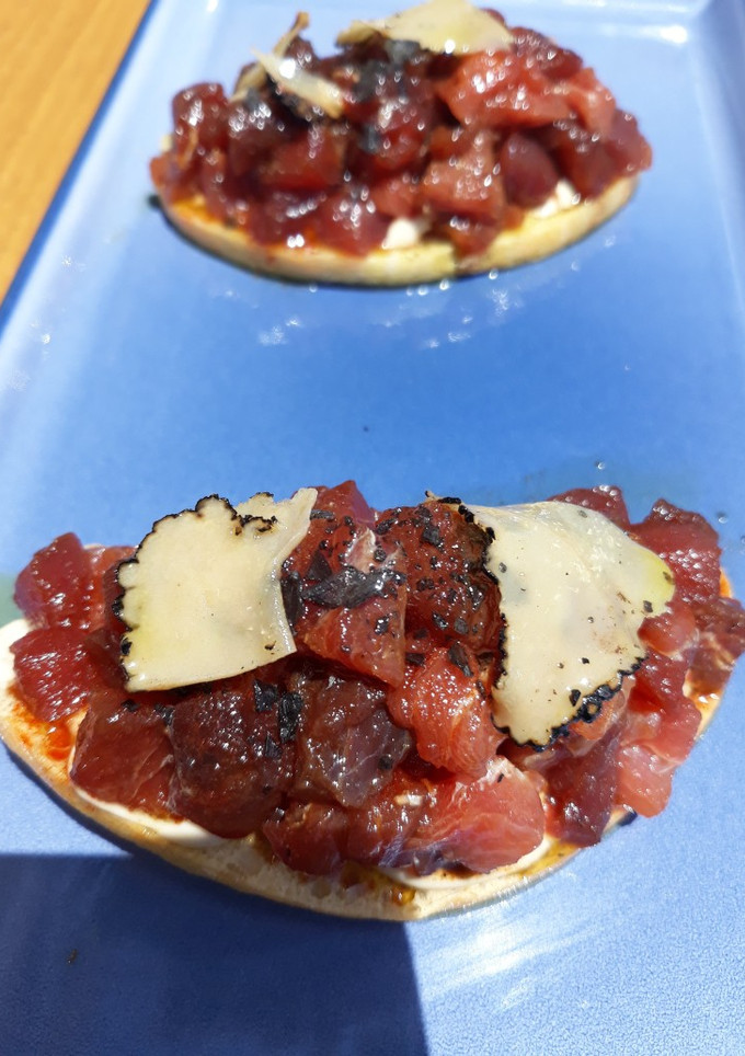 Una foto de Tosta de atún rojo, con soja y trufa negra