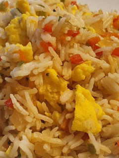 Una foto de Arroz frito con huevo y verduras