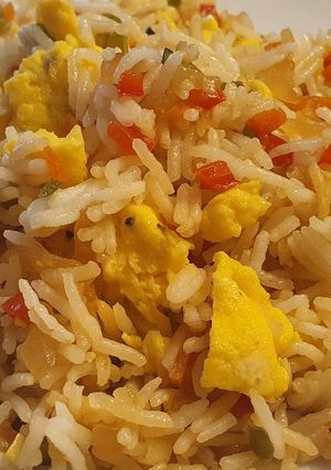 Una foto de Arroz frito con huevo y verduras