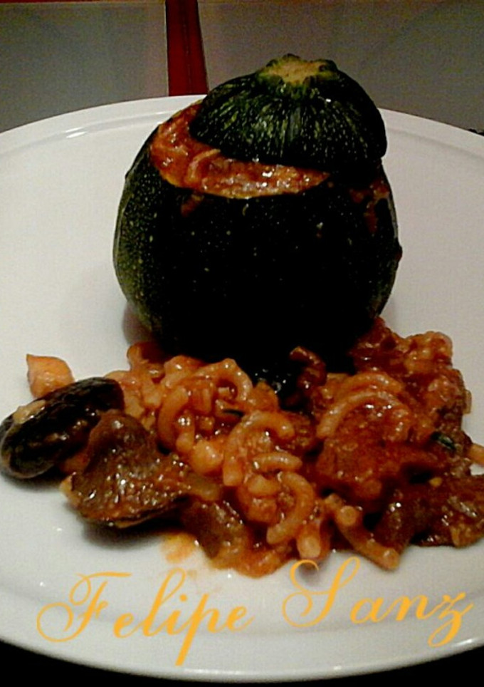 Una foto de Calabacín luna relleno de fideua de marisco y setas