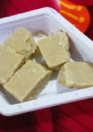 બરફી (Barfi Recipe In Gujarati) રેસીપી મુખ્ય ફોટો