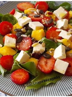 Una foto de Ensalada de fresas y mango