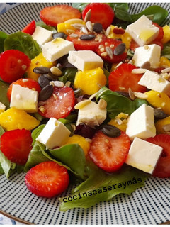 Una foto de Ensalada de fresas y mango