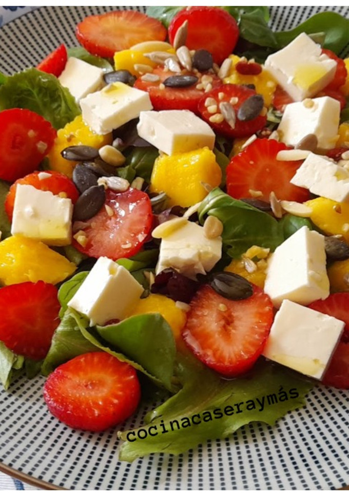 Una foto de Ensalada de fresas y mango