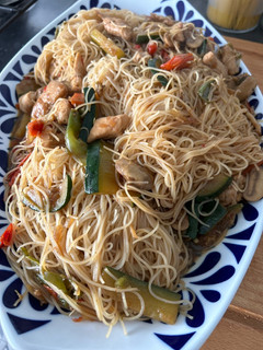 Una foto de Fideos chinos con pollo y verduras