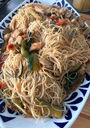 Una foto de Fideos chinos con pollo y verduras