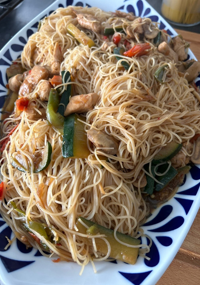 Una foto de Fideos chinos con pollo y verduras