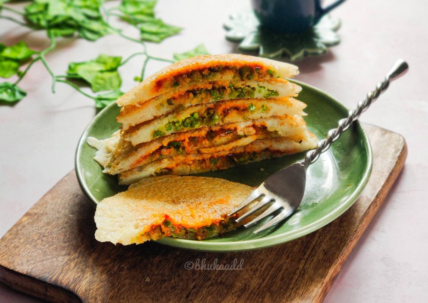 Stuffed rava pan cake