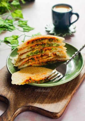 A picture of Stuffed rava pan cake.