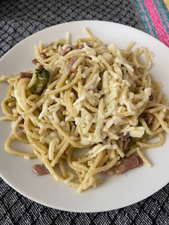 Una foto de Spaghetti con tocino y brócoli