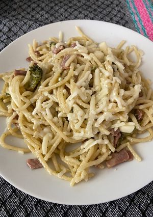Una foto de Spaghetti con tocino y brócoli