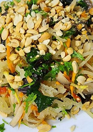 Hình của món Nộm rong sụn nấm đùi gà (món chay).
