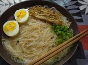 Una foto de ramen vegetariano