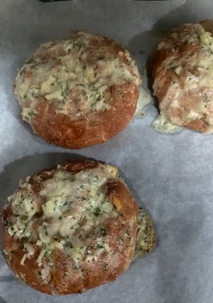 A picture of Garlic Cream Cheese Buns.