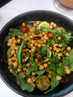 Una foto de Ensalada de garbanzos y calabacín