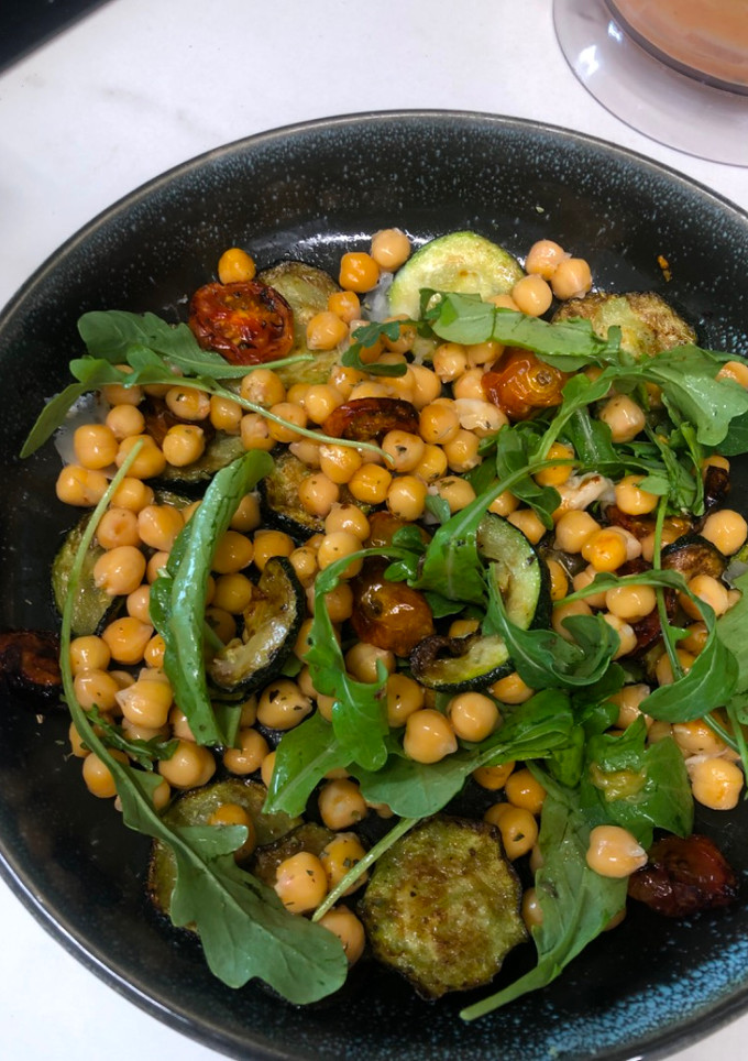 Una foto de Ensalada de garbanzos y calabacín