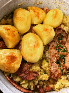 Una foto de Bifes con cebolla y papas