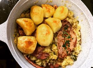 Una foto de Bifes con cebolla y papas