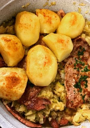 Una foto de Bifes con cebolla y papas