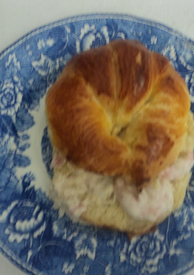 Una foto de Cuerno relleno con esnsalada de camarón, frutas y verduras San Diego
