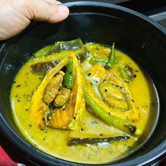 A picture of Ilish begun jhol/hilsa fish curry.