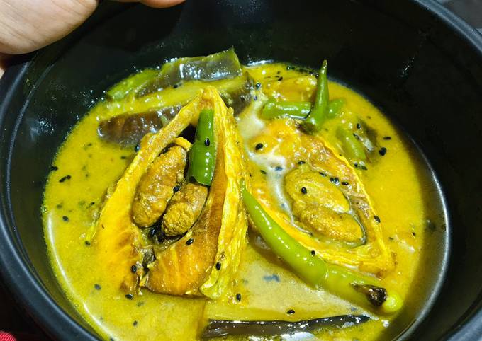 Ilish begun jhol/hilsa fish curry