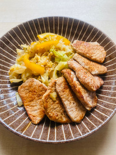 A picture of Garlicky cabbage with capsicum and juicy ginger pork loin.