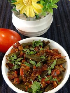 राजस्थानी टोमॅटो भेंडी (tomato bhendi recipe in marathi) रेसिपी चे मुख्य फोटो