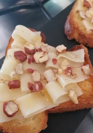 Une photo de Brioche toastée comté miel noisette