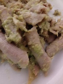 Una foto de Macarrones con salsa de aguacate