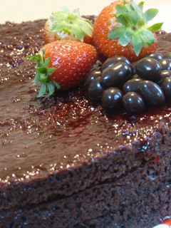 Una foto de Pastel de calabaza y cacao con fresas (con y sin thermomix)