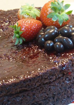 Una foto de Pastel de calabaza y cacao con fresas (con y sin thermomix)