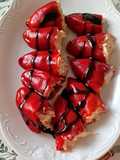 Pimientos rellenos de ensalada de cangrejo con crema balsámica