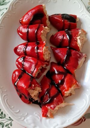 Una foto de Pimientos rellenos de ensalada de cangrejo con crema balsámica