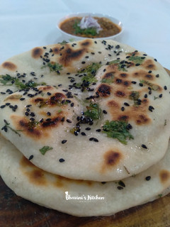 તવા કુલચા (Tawa Kulcha Recipe In Gujarati) રેસીપી મુખ્ય ફોટો