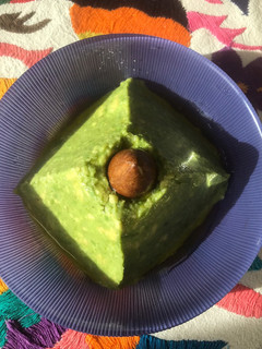 Una foto de Pirámide de guacamole con pimienta de Sichoan