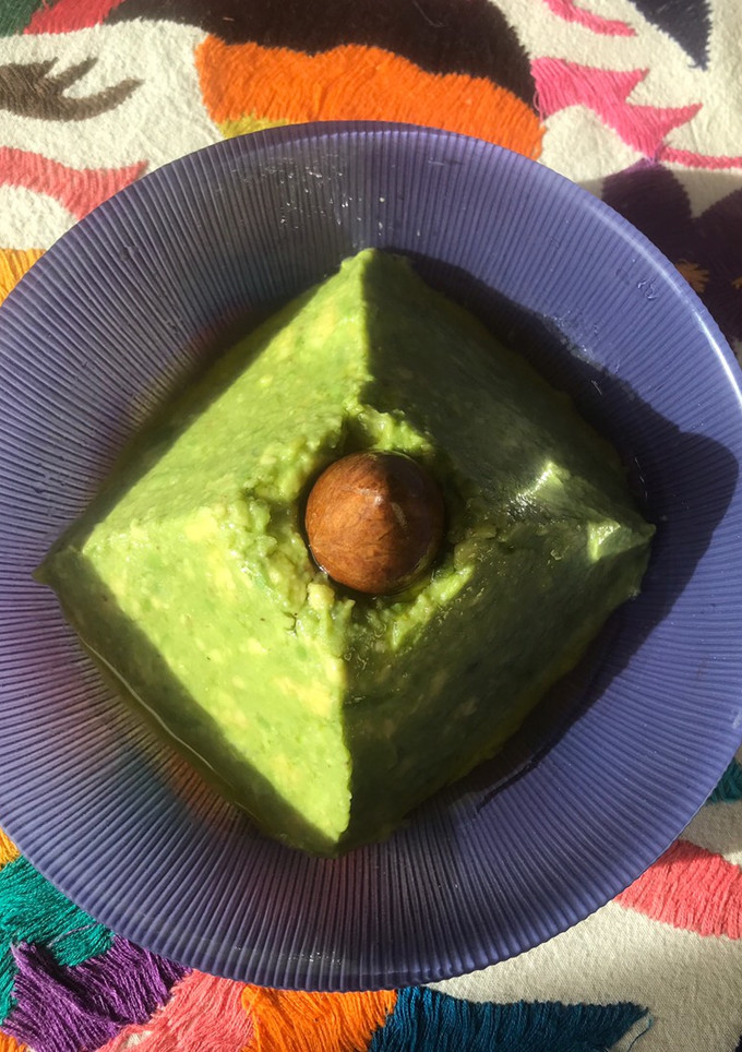 Una foto de Pirámide de guacamole con pimienta de Sichoan