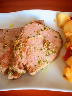 Una foto de Atún a la plancha macerado en vino con patatas salteadas