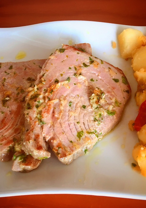 Una foto de Atún a la plancha macerado en vino con patatas salteadas