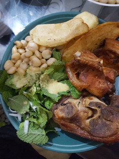 Una foto de Chicharrón de cerdo acompañado con mote papas