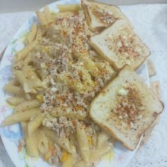 A picture of White sauce pasta.