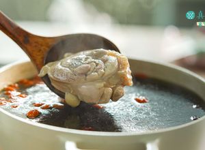 【養生仙草菇菇雞湯】天熱火氣大？仙草清熱又退火 的食譜成品照片