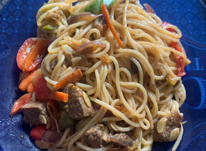 Una foto de Fideos con verduras al wok con salsa de soja
